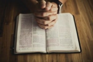 man_praying_bible_314_210_90